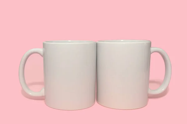 Duas Canecas Brancas Num Fundo Rosa Layout Para Design Icap — Fotografia de Stock