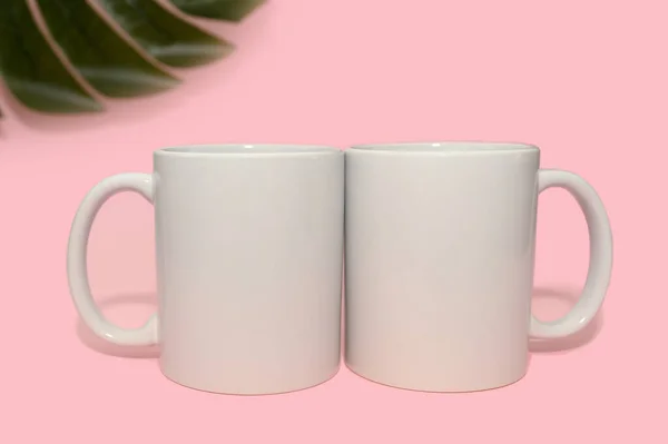 Dos Tazas Blancas Sobre Fondo Rosa Diseño Para Diseño Hoja —  Fotos de Stock