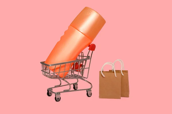 В железной мини-корзине. Оранжевый контейнер со сливками Онлайн покупка и продажа. — стоковое фото