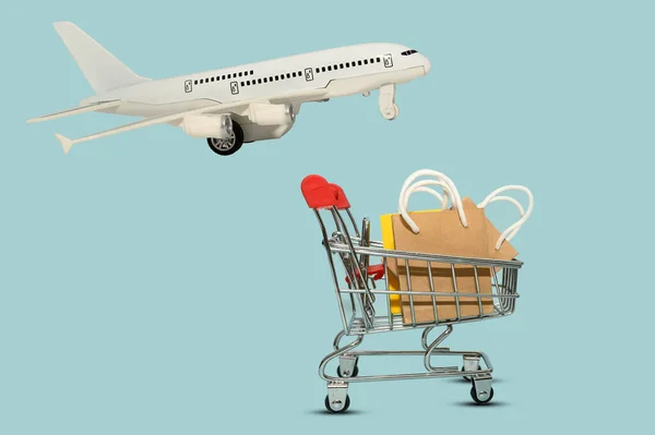 Μίνι Καλάθι Και Τσάντες Αεροπορικές Μεταφορές Λευκό Αεροπλάνο Online Αγορές — Φωτογραφία Αρχείου