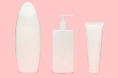 Kozmetik ürünleri için beyaz konteynırlar. Vücut bakımı. Pembe bir arka planda.