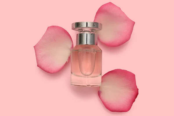 Maqueta Frasco Perfume Vidrio Pétalos Rosa Sobre Fondo Rosa Primer — Foto de Stock