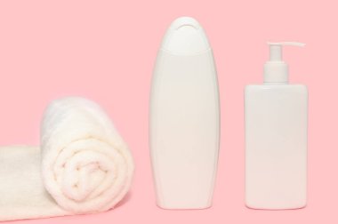 Spa tedavileri için kozmetik ürünleri. Pembe bir arka planda.