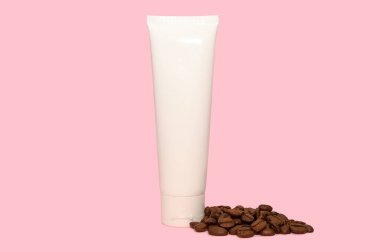Kahve özlü organik kozmetik ürünler. Deri bakımı kozmetik ürünleri ve kahve çekirdekleri.
