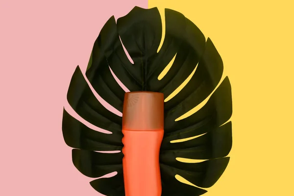 Zielony Liść Palmy Kosmetyczny Pomarańczowy Pojemnik Leży Prześcieradle Różowe Żółte — Zdjęcie stockowe