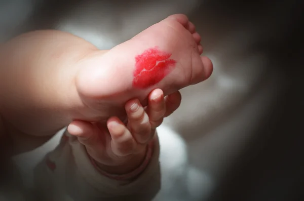Beso de lápiz labial en la pierna de Babys — Foto de Stock