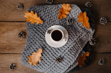 Kurabiye, yaprak ve koni ile ahşap bir masada bir fincan kahve.