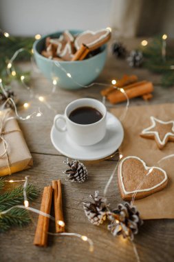 Zencefilli kurabiye, kahve, üst manzara, Noel masası, doğal arka plan.