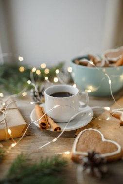 Zencefilli kurabiye, kahve, üst manzara, Noel masası, doğal arka plan.