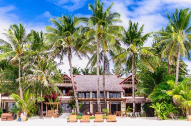 lüks villa ve palmiye ağaçlarının çevresinde güzel beyaz Beach boracay İstasyonu 1, Filipinler