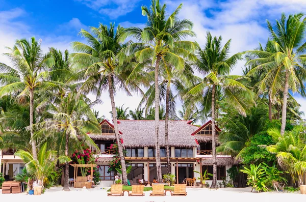 Villa de luxo e palmeiras ao redor na bela praia branca na estação Boracay 1, Filipinas — Fotografia de Stock