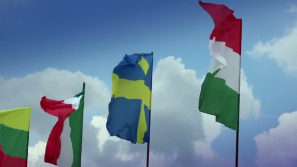 Olika flaggor på flaggstänger: Sverige, ungerska, italienska, rumänska — Stockvideo