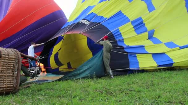 Piloten bereiten den Ballon auf den Flug vor — Stockvideo