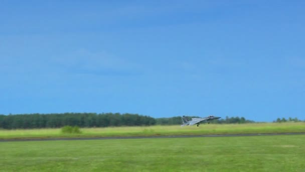 Choque aéreo del modelo de avión de combate militar — Vídeos de Stock