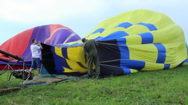 Balon na gorące powietrze wieje przed startem — Wideo stockowe