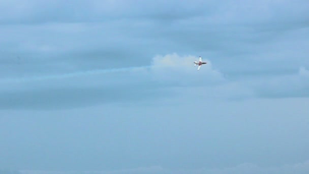 Voo de avião no céu durante show aéreo — Vídeo de Stock