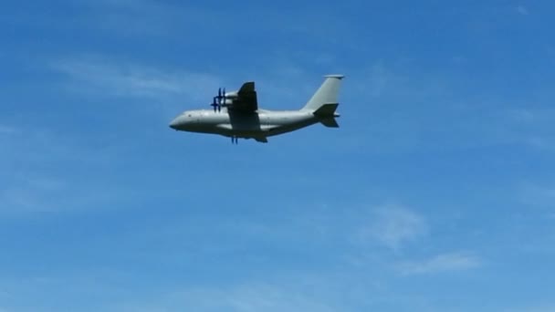 Avião de carga grande AN-70 em voo — Vídeo de Stock