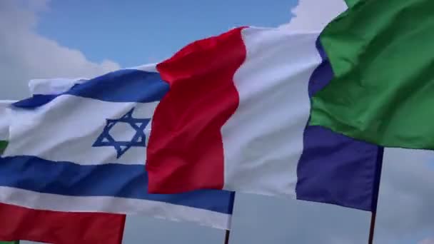 Bandeiras francesas e israelenses no flagstaff — Vídeo de Stock