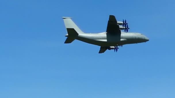 Transportador de carga AN-70 sobrevolando la cámara — Vídeos de Stock