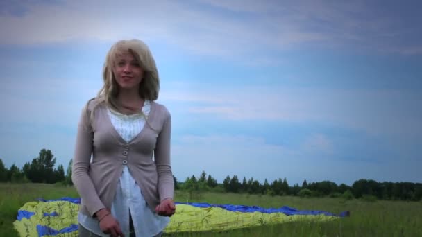 Jente hopper i blå himmel viser giftering – stockvideo