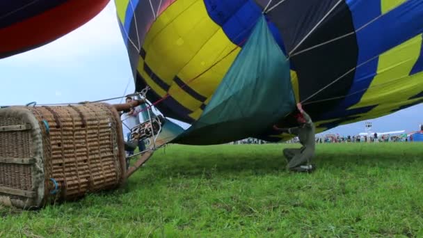 Varm luft ballong sista sekunderna före start — Stockvideo