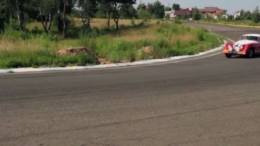 İngiliz vintage spor araba jaguar xk150 kırmızı ve beyaz renkli