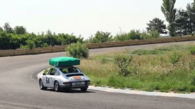 Beyaz renkli Porsche 911'i uzak mahalle üzerinde sürücüler