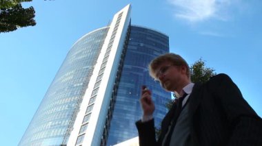 işadamı telefon alır