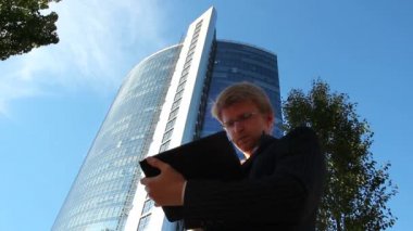 tablet ile işadamı