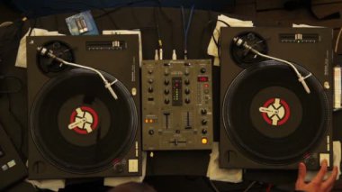 Hangi düğmeye basın söylenmeden genç dj