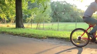 genç bir çift bisiklet sürme