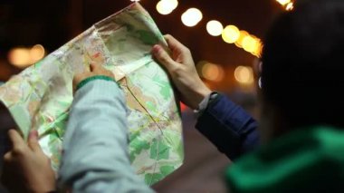 iki turist harita üzerinde yer arıyorum