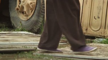 okula otobüsle geçerken bacakları