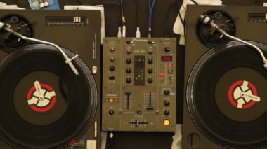 iki iplik turntable plakalı