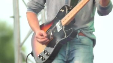 Sahnede gitarist
