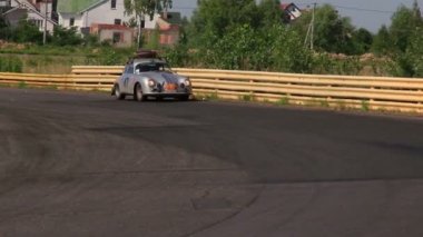 Gümüş Porsche 356a Mercedes Benz 300 Se tarafından takip