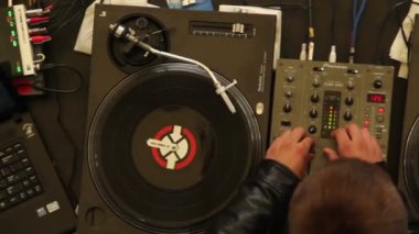 gece kulübünde dj müzik yüksek sesle iki elinizi açar
