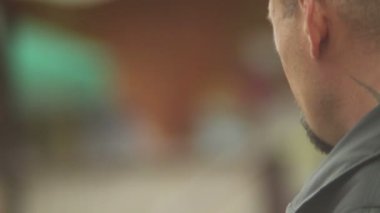 Özel Kuvvetler adam memur sigara ciddi erkek asker sigara içiyor.