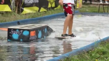 satır içi wakeboarders tramplen atlama havuzunda uygulama