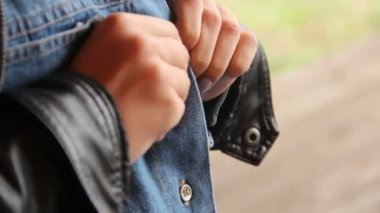 kadın el kot gömlek üzerinde yapılan düğmeleri Başlarken