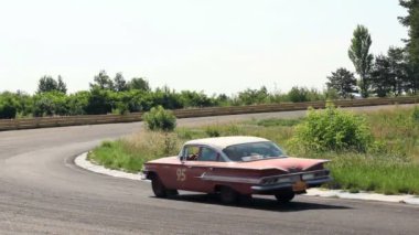 zengin lüks chevrolet Impala yol sürüş