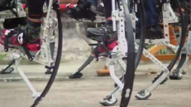 birçok Kazaklar atlama stilts yürümek