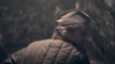 soldaten in de schuilplaats tunnel
