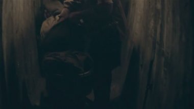 askeri hemşireler yer altı sığınağına makinelinin şeyler ambalaj