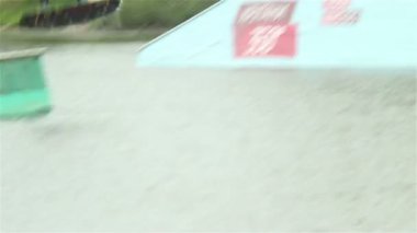 tramplen atlama adam