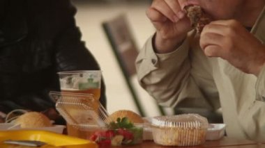 iki adam fastfood yiyenler