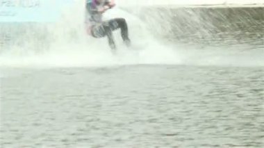 ıslak wakeboarder kablo ile çekilerek su sürme
