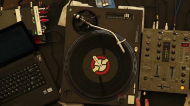 dj set ekipman gece performansı sırasında oynamaya