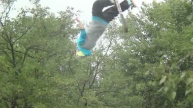 Uçan Kar kurulu ile takla snowboarder