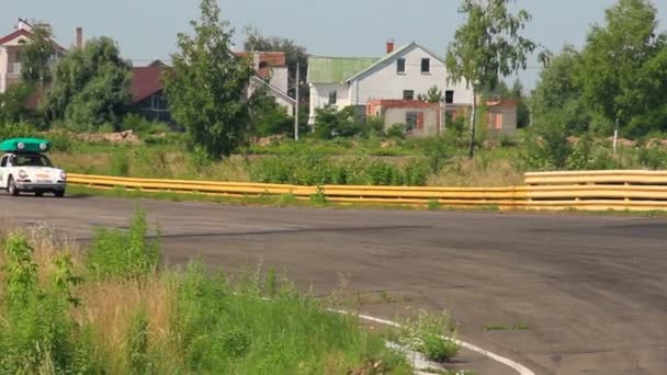 Classic Porsche 911 blanco viajando con equipaje en el techo — Vídeo de stock